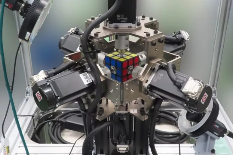 パズルキューブを最速で解くロボット “TOKUFASTbot”