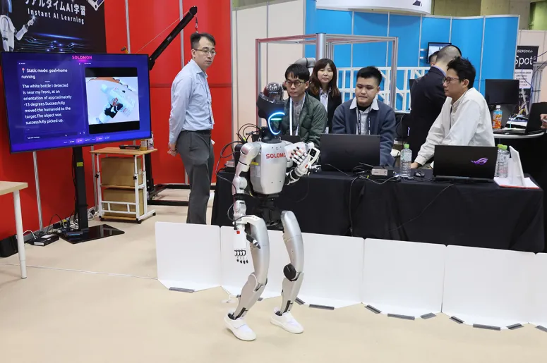 カスタマイズできる小型ヒューマノイドロボット powered by UNITREE ROBOTICS