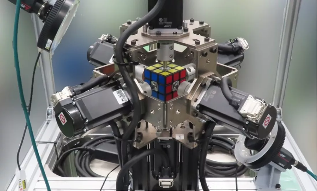 パズルキューブを最速で解くロボット “TOKUFASTbot”