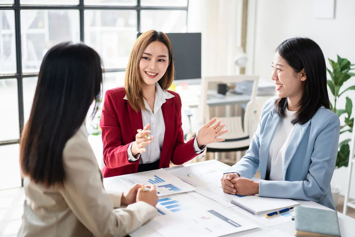 女性3名が打ち合わせをする様子